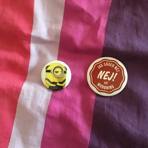 Helt nya pins - -5 kr st + 13kr frakt = 18kr  (blir billigare om du köper båda tillsammans) -Möts upp och fraktar ! :)