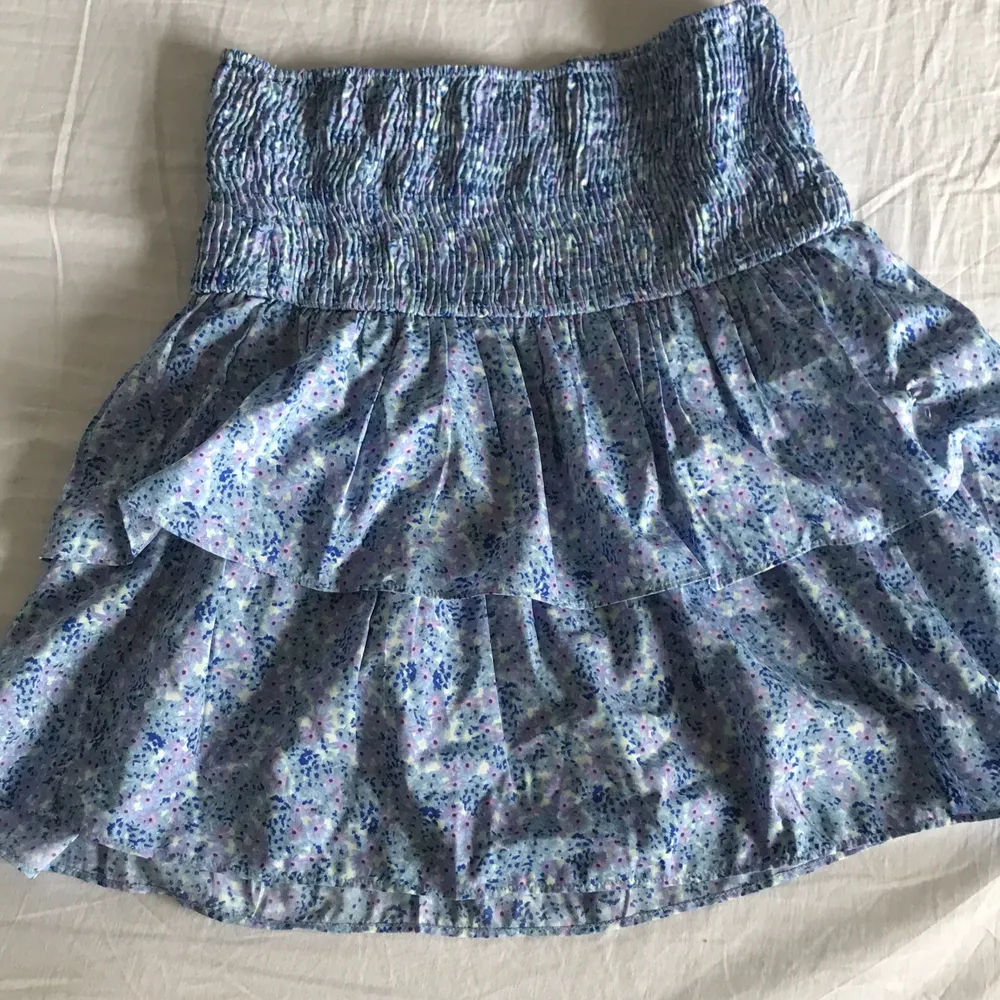 En blå kjol blommi, bra skick, har bara använt den på midsommar, varför jag säljer den är för att den är för stor och jag kan ej lämna tillbaka den och den kostade mer en 300 när jag köpte den 💗. Kjolar.