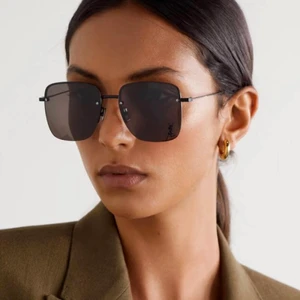 Ysl solglasögon  - Dimensions: Width: 14.5cm, Arm Length: 14.5cm, Lens Diameter: 5.8cm, Bridge Width: 1.7cm Designer Model Number: SL312M  Storlek 58.  Väldigt fint skick. Finns inga skador eller märken.  Köpta för 2900kr Kvitto följer med.