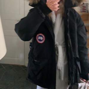 Säljer nu min canada goose jacka, superfin och med inga defekter. Säljs då den bara har hängt i garderoben i några år och inte kommit till någon användning. Kom privat för fler bilder! Kan även tänka mig att gå ner i pris. Köparen står för frakt!