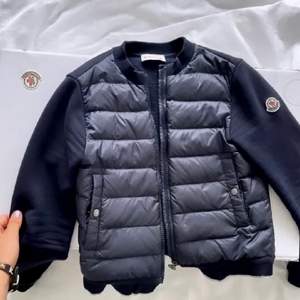 Säljer min marinblå Moncler Cardigan då jag inte använder den längre, använd 1 gång. Inga defekter. Självklart äkta, qr-kod inuti. Passar någon som bär XXS/XS. Mått: nacke och ner-43cm, ärm längd -53cm, bredd i midjan 38. Jag betalar fraktkostnaden. 