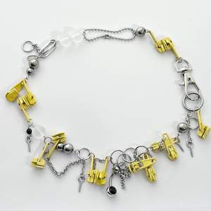 Handgjort halsband med gula zippers, kedjor, ringar, skruvar & piercing i rostfritt stål. Kan justera längd efter önskemål 🔩🔧  frakt - 26 kr                                                följ gärna min instagram @glumeyard för mer info <3   