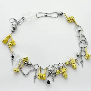 Handgjort halsband med gula zippers, kedjor, ringar, skruvar & piercing i rostfritt stål. Kan justera längd efter önskemål 🔩🔧  frakt - 26 kr                                                följ gärna min instagram @glumeyard för mer info <3   