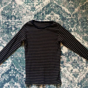 randig tröja från brandy melville  - snygg randig långärmad tröja från brandy! har klippt av lappen då den störde mig. i bra skick!🍂⭐️