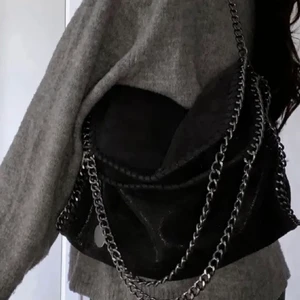 Stella Mccartney Väska - Säljer min jättefina stella mccartney LIKNANDE väska, aldrig använd och är i nyskick. Kan fraktas samma dag vid snabb affär. Lånade bilder 