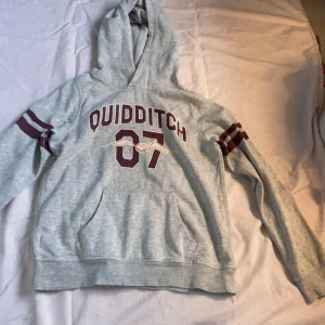Tjock tröja med harrypotter tryck❤️ - Jag har använt den typ 7 gånger. Den är storlek 140
