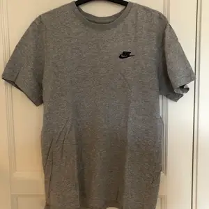 En simpel t shirt från Nike som har använts sparsamt, den är normal i storleken.