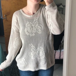 Beige stickad (virkad?) tröja❣️ - Jättefin stickad tröja, ”genomskinlig” beige/sandfärgad. Så fin att ha linne/bralette under.🤌🏼 Köpt på röda korset, står ingen storlek men skulle gissa på L alternativt en mindre M. Mycket fint skick, säljer då den inte används/: Fraktkostnad tillkommer!❣️