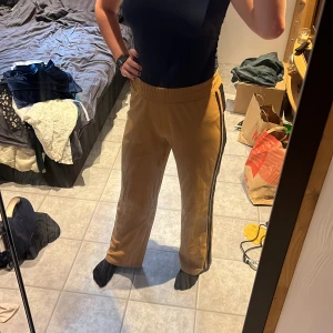 Långa mjukisbyxor - Fint skick! Knappt använda. Säljer då de inte kommer till användning😊 Stretchiga i midjan och perfekt längd på mig som är 180cm. 