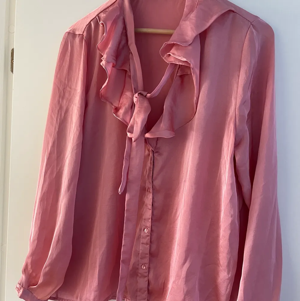 Rosa skjorta storlek 40 pris 219kr. Skjortor.