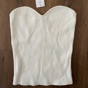 Bandeau topp vit - Helt ny och oanvänd bandeau topp från Gina tricot❤️ Prislappen kvar och slutsåld på hemsidan!❣️orginalpris för 259kr. Klicka ej på köp nu förrän du tagit kontakt med mig💙 skriv för mer information eller fler bilder😊