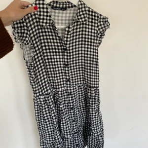 Mycket fin rutig klänning ifrån stradivarius!❤️‍🔥❤️‍🔥 - Väldigt fin klänning, säljer den för att den var för kort på mig som är 173, så skulle rekommendera att du som köper klänningen är under 173❤️‍🔥! Annars en mycket fin klänning!!