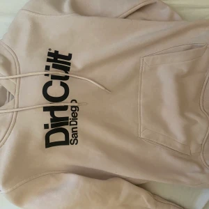 Rosa dirtcult hoodie - En rosa hoodie från dirtcult stl L men passar mig som oftast ha S då dom ä små i stl! Nästintill oanvänd! Den är ljusrosa dock syns de inte så bra på bilden🙈