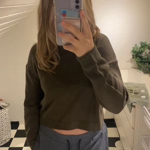 Stickad tröja  - GER RÄTT FÄRG PÅ BILD 2. Fin stickad tröja i brun/grå färg. Använd 2 gånger då jag har liknande❤️ Frakten är 66kr❤️ TRYCK INTE PÅ KÖP NU!!!