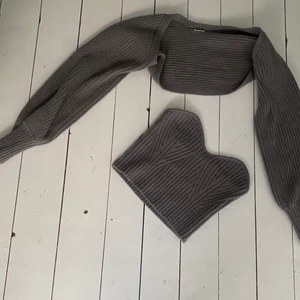 Stickat sett - Säljer dehär stickade settet som jag köpte här på plick. (Lägger upp igen då personen som skulle köpa ångrade sig)💕 