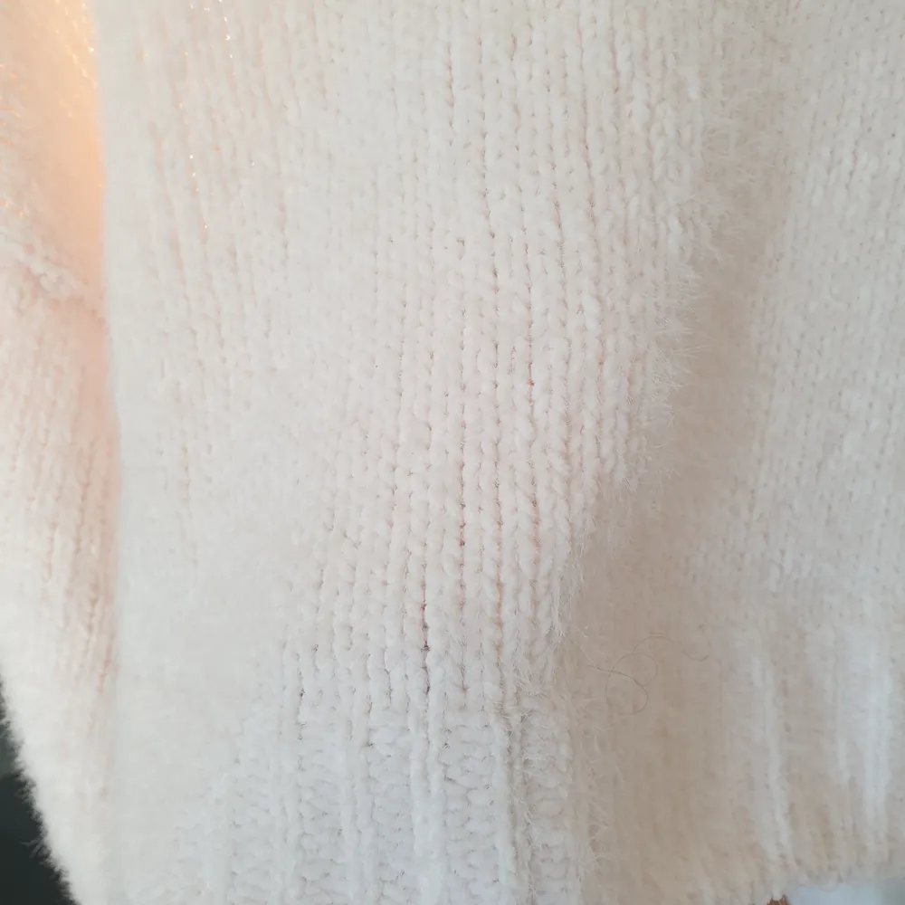 Krämvit stickad tröja från Pull&bear! Jättefin nu till hösten. 100 kr, frakt ingår ej💗. Tröjor & Koftor.