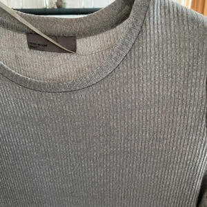 Lång tunika från Vero moda - Med slits. Strl S. Knappt använd. Köparen står för frakten & betalning sker via Swish. Kan även mötas upp i Umeå