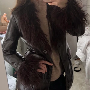 Kappa - Supercool brun kappa/jacka med fuskpälskrage samt fuskpäls muddar. Köpte från asos förra året men har aldrig använt den, märket är collusion🤎