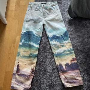 Säljer dessa för att dom inte passar mig och de är inte riktigt min stil. Väldigt coola jeans. Köpta för 700kr