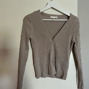 Beige kofta  - Superfin beige kofta från H&M i storlek M🤍 färgen är ljusare än vad som framgår på bilden  130kr+frakt 