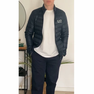 Armani Jacka (EA7) XS - En Armani jacka som inte längre kommer till användning, iprincip som ny. Passar perfekt om du är ca 170 lång och inte så kraftigt byggd. Nypris 1700kr 