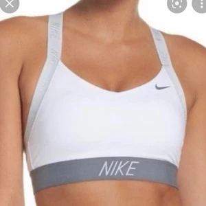 Nike Sport-bh  - Sport-bh från Nike med kors i ryggen🤍🖤 Helt i nyskick, använd fåtal gånger. 