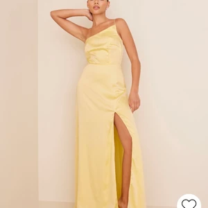 Festklänning M - Gul siden klänning med slits. Nyskick. 