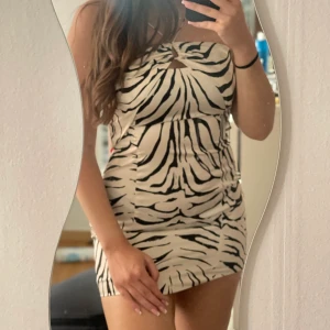 Klänning från Zara - Helt ny klänning från Zara som jag nu säljer då jag behöver utrymme i garderoben ❤️ Storlek S