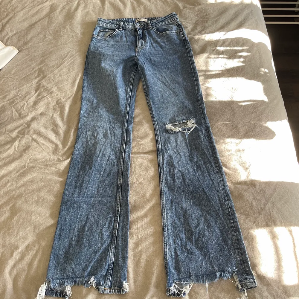 Blåa jeans från ginatricot. Inte haft dom jätte länge och har knappt använt dom.  Kontakta för mer bilder . Jeans & Byxor.