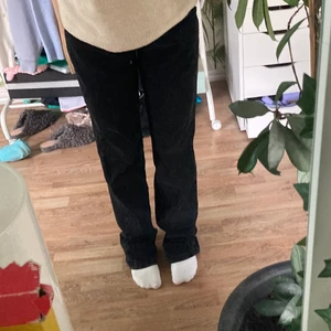 Stradivarius jeans - säljer de här snygga lågmidjade svarta jeans,de är typ bootcut, mer åt straight hållet. använda ett fåtal gånger, nyskick. köpt från stradivarius för några månader sen. ej tillgängliga på hemsidan längre. skriv om bilder eller frågor!! 💌 köpta för 359 kr.