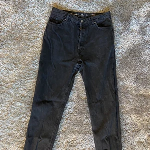 Svarta mom jeans  - Relativt använd men i bra skick! 