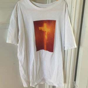 Supreme  - Säljer min supreme t shirt som jag inte änvänder längre. Skicket är väldigt bra och den sitter som sin storlek.  Mvh Isak 