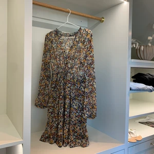 Klänning Ciquelle  - Somrig klänning men knytning i midjan och en gullig volang i längst ned. Slutar över knäna. 