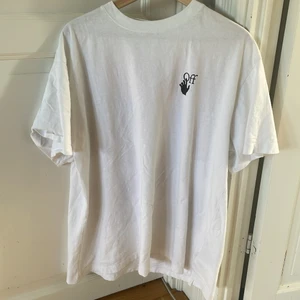 Off white - Hej! Jag säljer min knappt använda off white t shirt. Den är i väldigt bra skick endast använd ett fåtal gånger. Jag säljer den eftersom den är förstor för mig.  Sitter större än storleken.  För mer frågor skriv!  Mvh Isak 