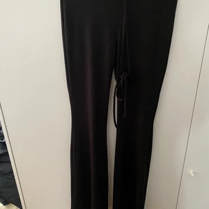 Bootcut byxor med snöre, strl xs - Euphoria inspirerade men inte min stil. Obs köparen står för frakt. Strl xs