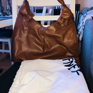 Designerväska Day Knot Bag - Säljer en helt oanvänd day knot bag från Little Liffner. Lapp sitter kvar och dustbag medföljer. Nypris 3950kr. Finns på andra sidor. De 2 sista bilderna blev det dåligt ljus på.