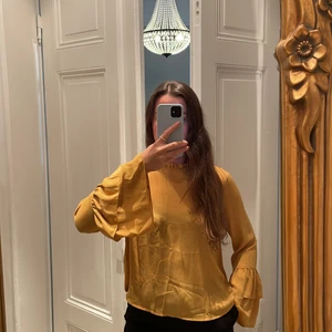 Blus senapsgul - Senapsgul blus från Gina Tricot. 