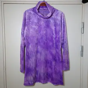 Lång, lila tröja i velvet/velour/sammet med lös polokrage. Den är alltså enfärgad men skiftar pga materialet. Ingen storleksmärkning men passar M🌿