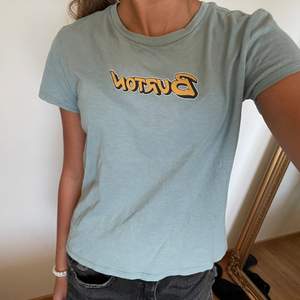 Cool t-shirt från Burton💓vet inte vilken storlek den är men den passar mig som brukar ha xxs/xs! Fint skick