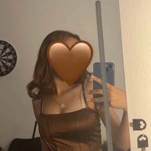 Ett linne som jag har använt 1 gång och den är för liten på mig🤎 - Bor i Malmö 