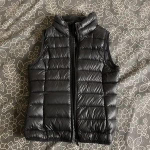 Svart väst - Svart väst från Cubus. Storlek 134, passade mig när jag hade xxs/xs i kläder. Fickor med dragkedja på sidorna. Fyllningen är 90% dun och 10% fjädrar. Fint skick💓