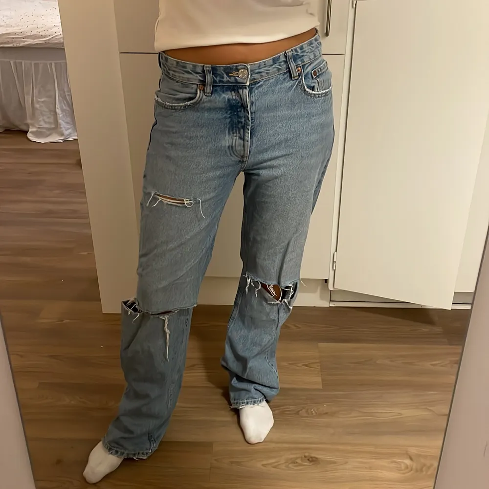 Säljer mina Zara slitna jeans! Jag är 167 cm. Jeans & Byxor.