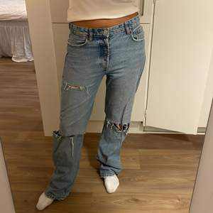 Säljer mina Zara slitna jeans! Jag är 167 cm