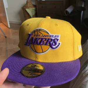 Lakers fitted cap - Clean gul och lila lakers fitted cap i storlek 7 3/8 58,7cm