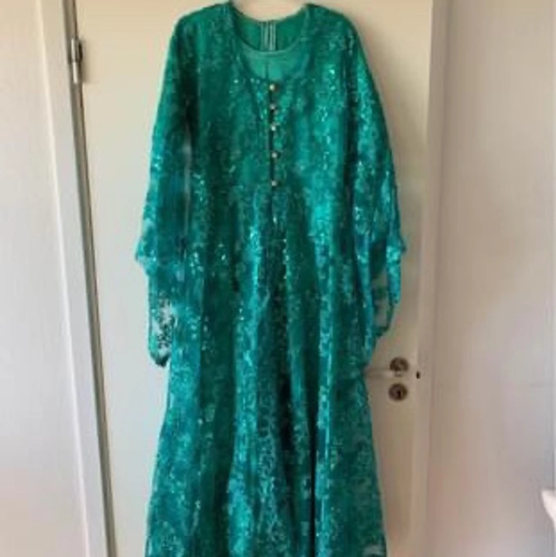 En grön kurdisk klänning för vuxen