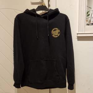 Santa Cruz hoodie strl M. Begagnad i fint skick. Från ett rökfritt och djurfritt hem. 