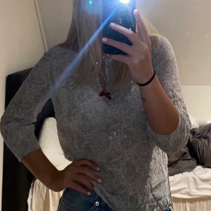 Odd Molly blus  - Grå mönstrad tunn blus från odd Molly i storlek 32/34 