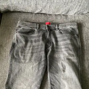 Hugo boss jeans shorts bra sikt lite använda inga fläckar eller hål i sig  Om man vill ha extra bilder bara skriva 