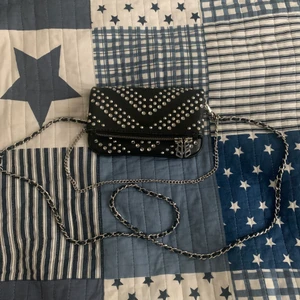 Zadig Voltaire väska  - Tänkte köra intressekoll på min Zadig väska (mini). Köpt sommaren 2021 och endast använd ett fåtal gånger därav att den nästan är i nyskick💕 den är inte jättestor då det är en mini men den passar till vardan som till fest. 