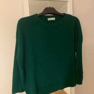 Jättefin grön stickad tröja från stradivarius. Säljer då den inte kommer till användning. Storlek S🌼